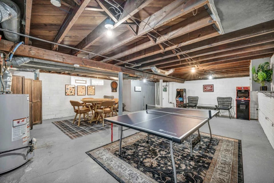 Hot Tub - Game Room - Chic & Spacious - Sleeps 10 House in Cleveland Heights