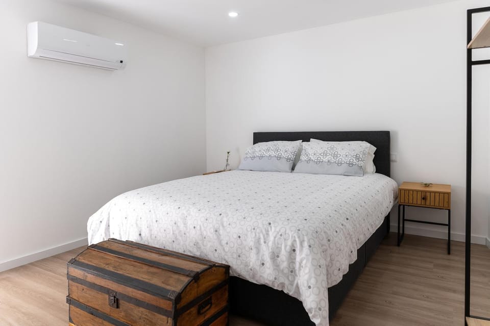 Bed, Bedroom, air conditioner