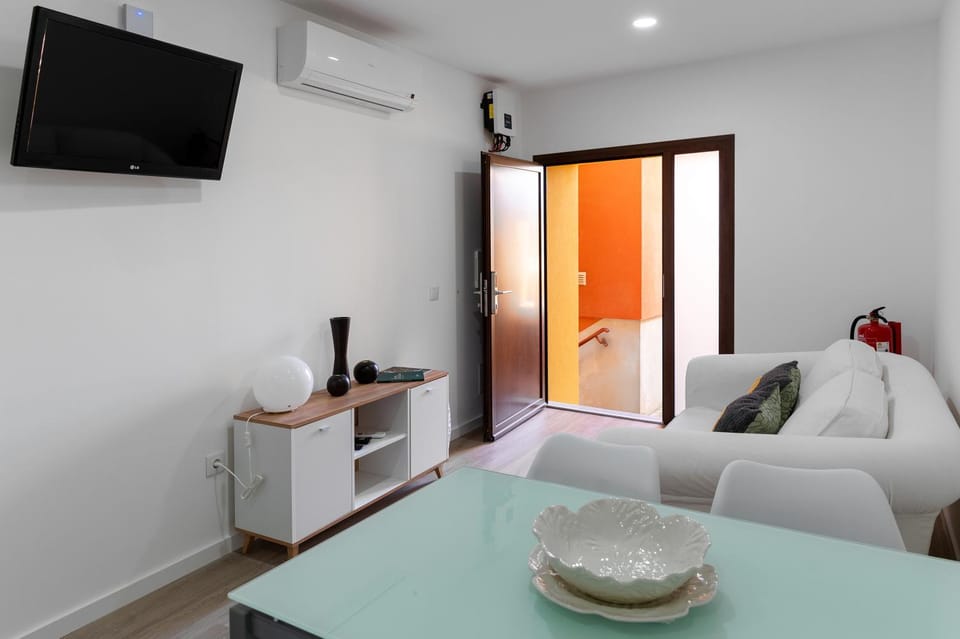 TV and multimedia, Living room, Seating area, Dining area