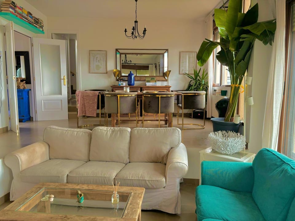 TV and multimedia, Living room, Seating area, Dining area