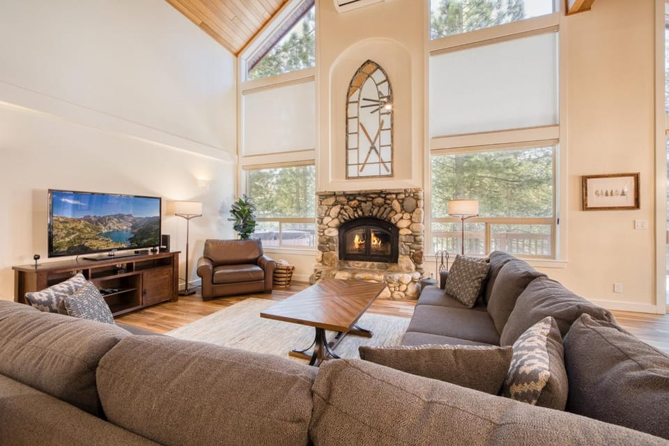 Venture in Tahoe Donner by Tahoe Getaways - 4 BR W Hot Tub, Pool Table, Great for Kids! House in Truckee