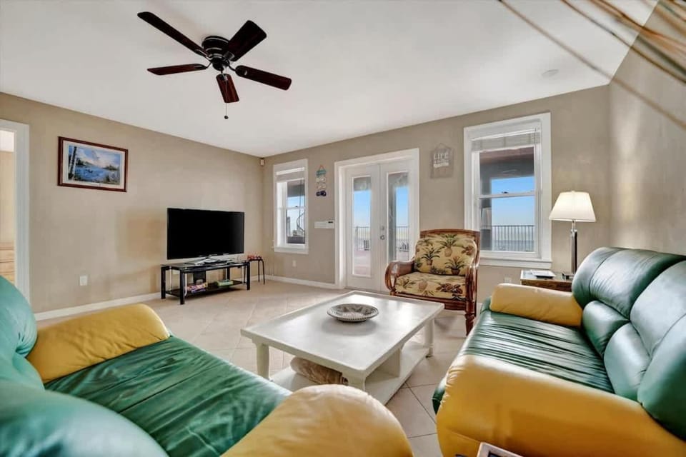 Stones Throw Beachfront Family Suite #3 VIEWS Apartment in Indian Rocks Beach