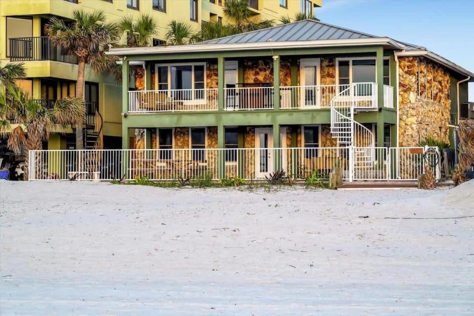 Stones Throw Beachfront Family Suite #3 VIEWS Apartment in Indian Rocks Beach