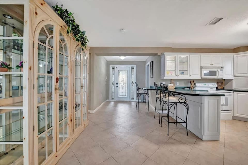 Stones Throw Beachfront Family Suite #3 VIEWS Apartment in Indian Rocks Beach