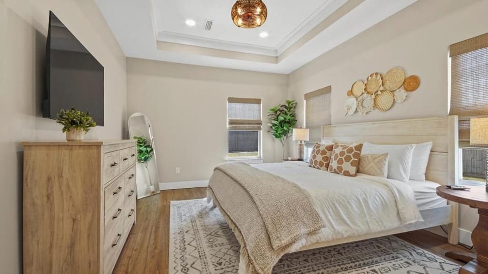 Bed, TV and multimedia, Bedroom