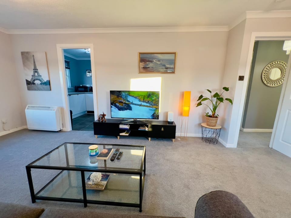 Communal lounge/ TV room, TV and multimedia, Living room, Seating area, Dining area, Evening entertainment