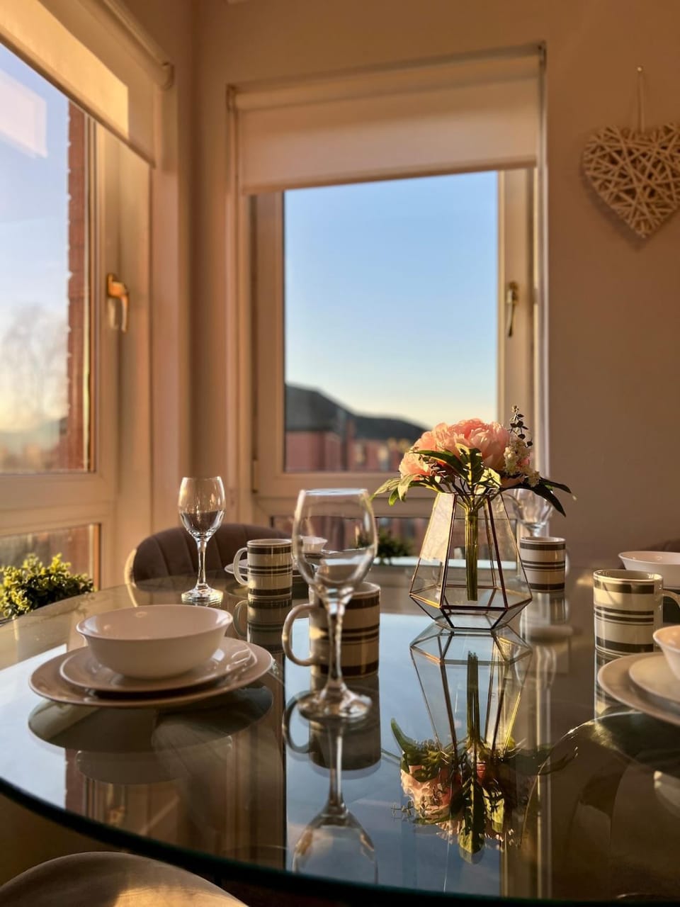 Natural landscape, Living room, Dining area, Food, Dinner, Drinks