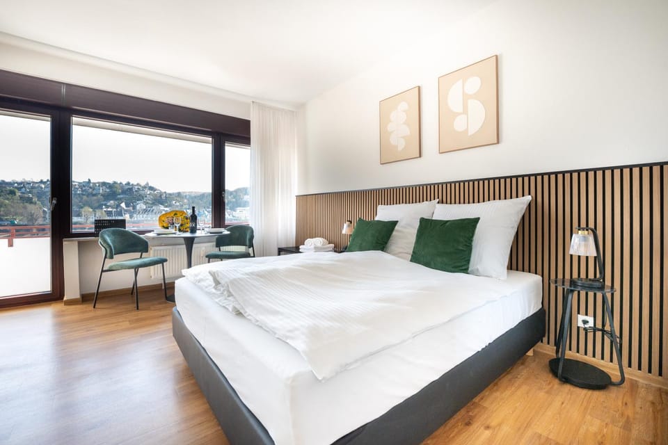 Bed, Photo of the whole room, Seating area, Dining area