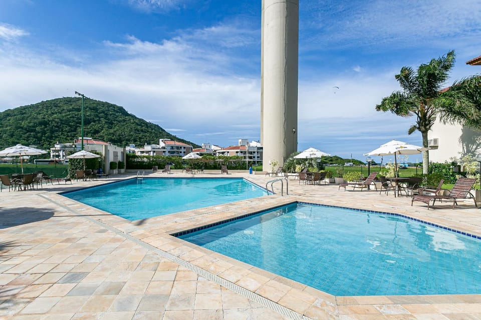 Nearby landmark, Day, Natural landscape, Pool view, Swimming pool, sunbed