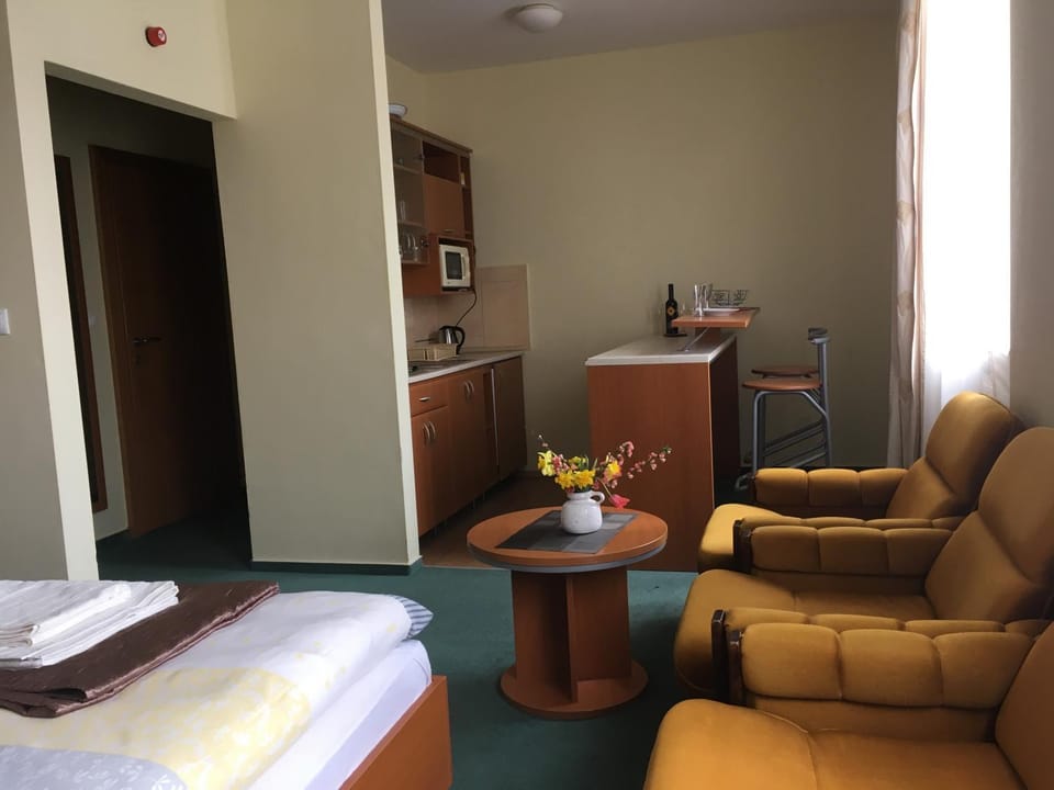Bed, Garden, Dining area, Alcoholic drinks, Non alcoholic drinks, children, young children, older children, cot