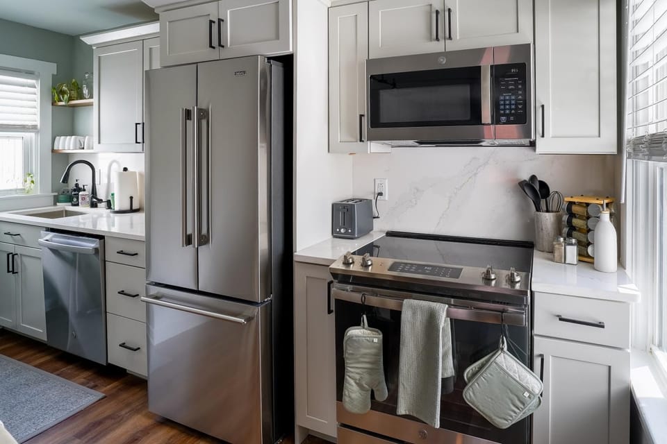 Coffee/tea facilities, Kitchen or kitchenette, dishwasher, oven, stove, toaster