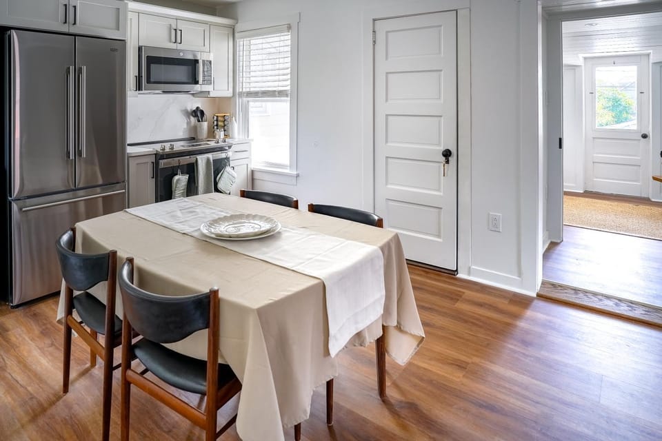 Kitchen or kitchenette, Dining area, dishwasher, oven, stove