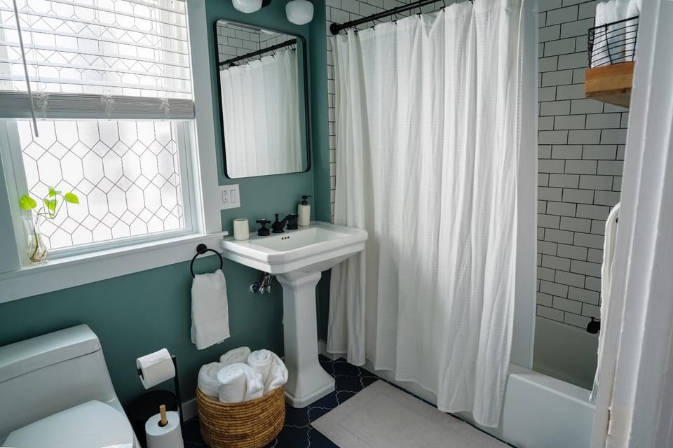 Shower, Toilet, Bathroom, towels