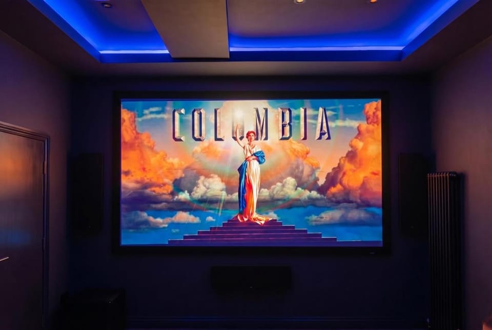 Luxury Escape with Cinema, Pool Table & Darts House in Leeds