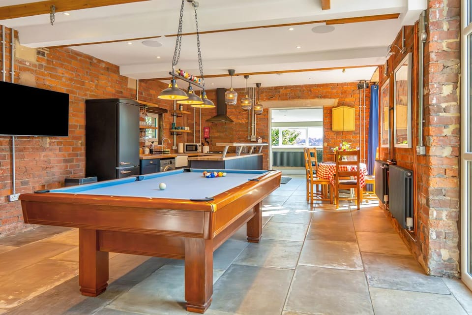 Billiard, Game Room, TV and multimedia, kitchen