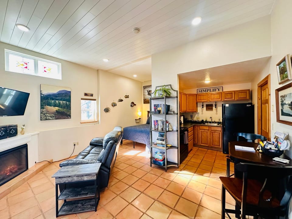 Property building, Living room, Dining area, Bedroom, kitchen