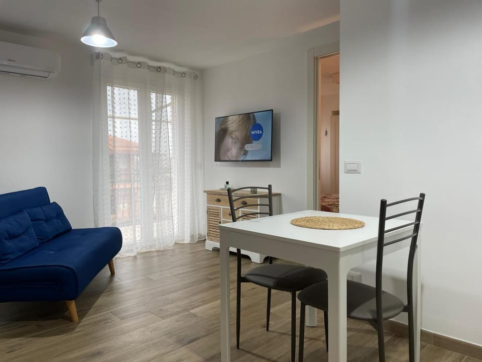 TV and multimedia, Living room, Seating area, Dining area, air conditioner