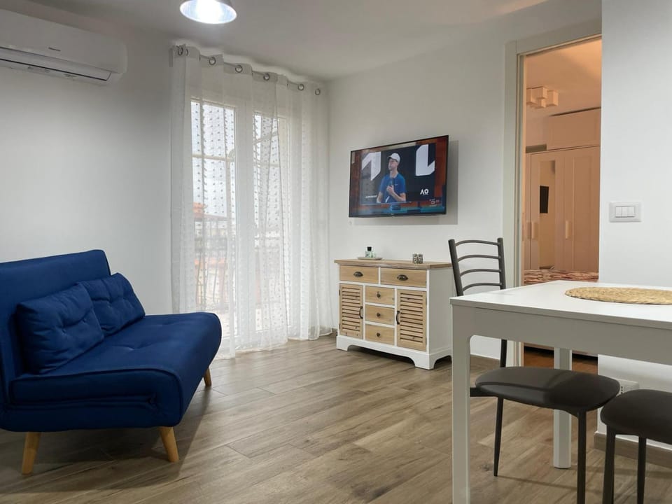 TV and multimedia, Living room, Seating area, Dining area, air conditioner