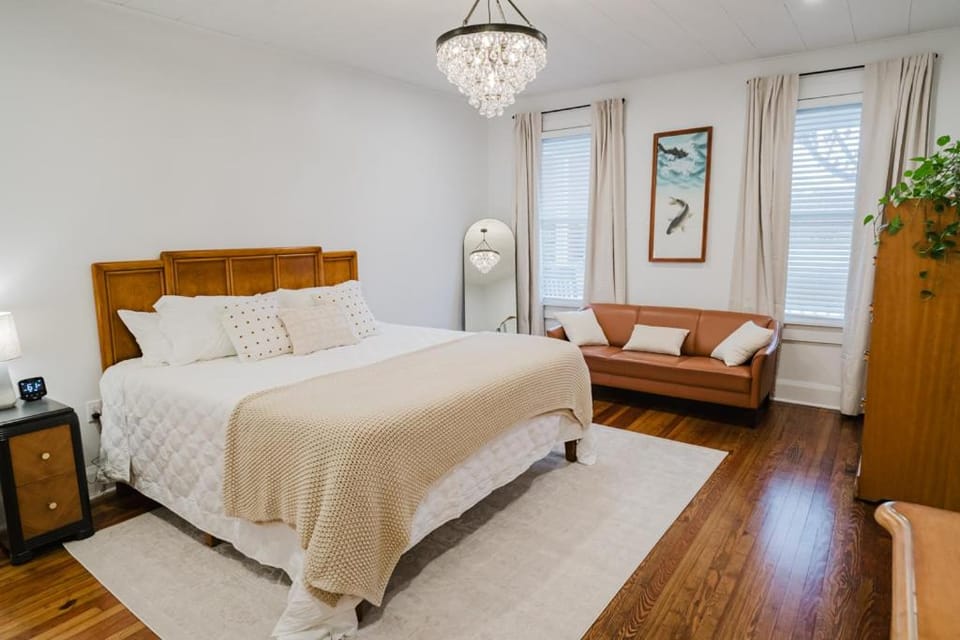 Bed, Photo of the whole room, Seating area, Bedroom