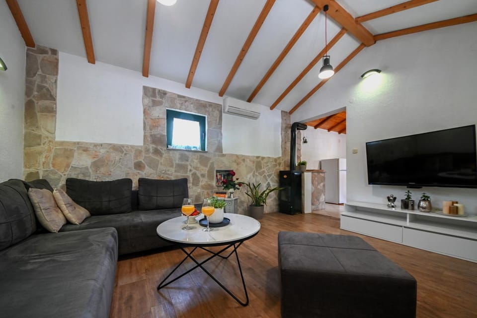 TV and multimedia, Living room, Seating area, Evening entertainment
