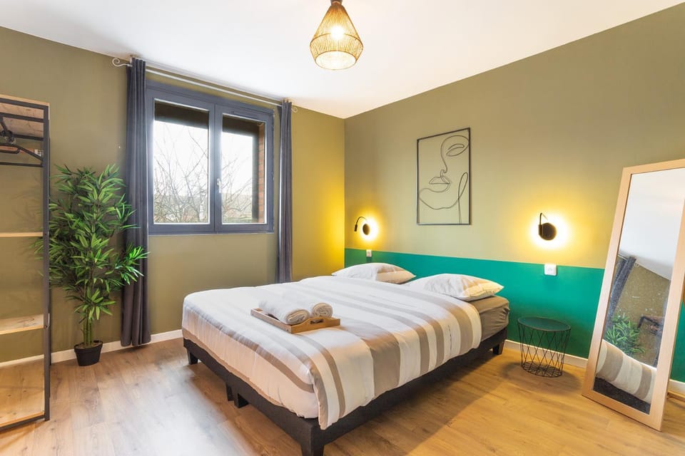 Bed, Photo of the whole room, Bedroom, towels