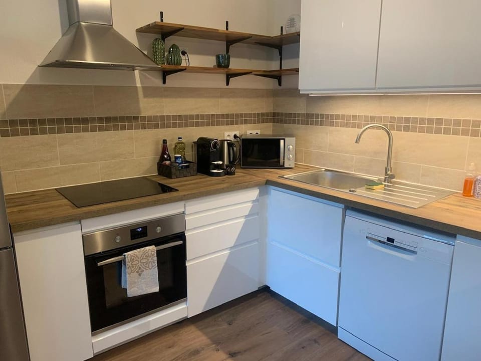 Coffee/tea facilities, Kitchen or kitchenette, dishwasher, stove