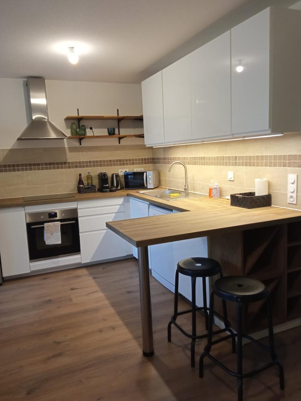 Kitchen or kitchenette, Dining area, dishwasher, oven, stove