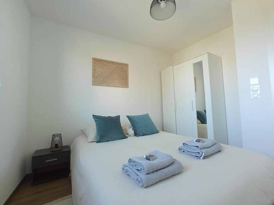 Bed, Photo of the whole room, Bedroom, towels, wardrobe