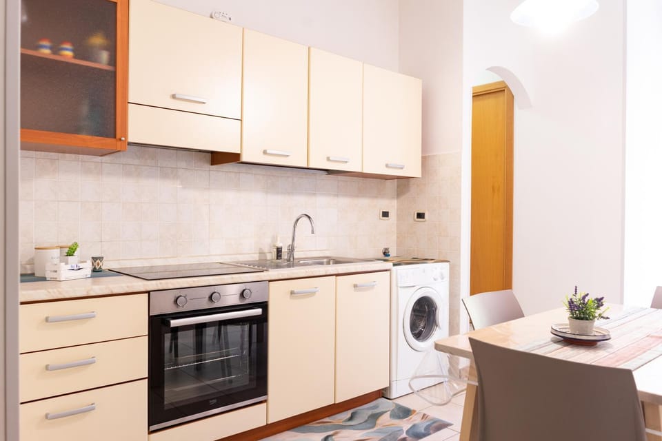 Kitchen or kitchenette, Dining area, washing machine