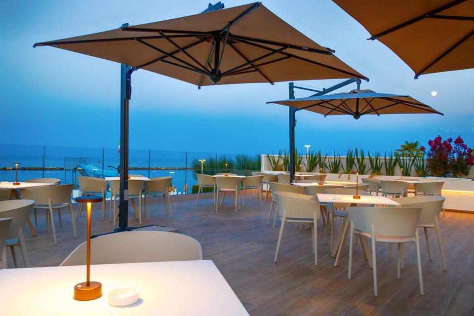 Restaurant/places to eat, Balcony/Terrace, Sea view
