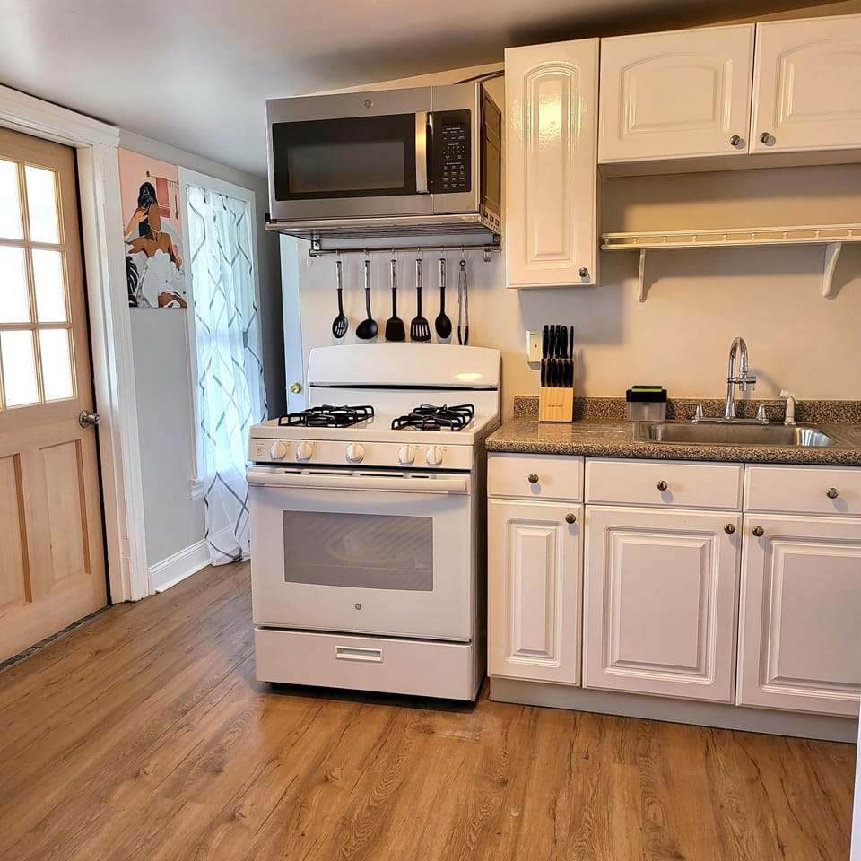 Kitchen or kitchenette, oven