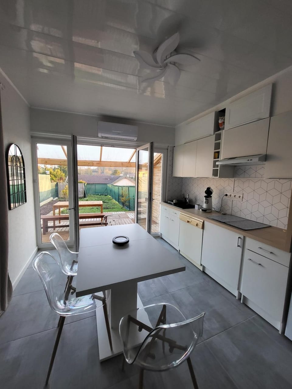 Kitchen or kitchenette, Dining area