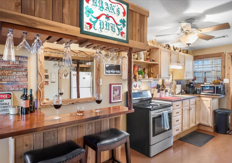 Kitchen or kitchenette, minibar