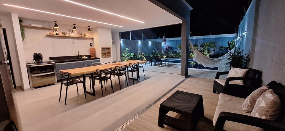 Suíte tripla com vista piscina em casa familiar de luxo em Itaipu Vacation rental in Niterói