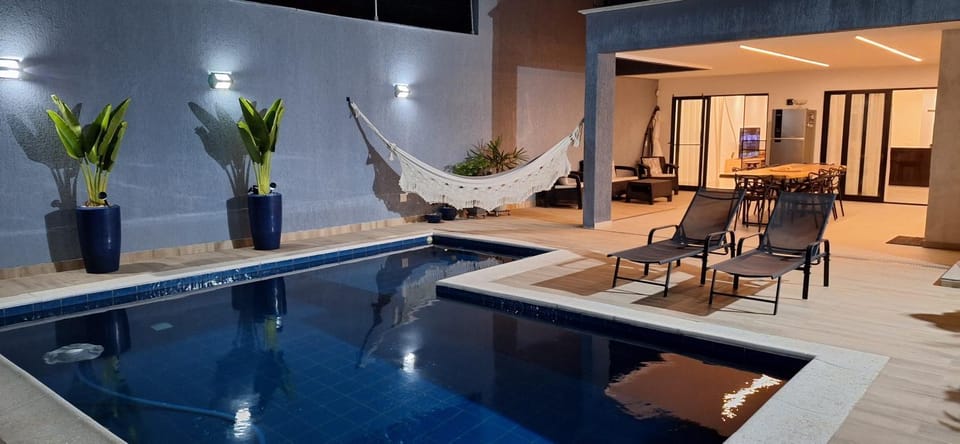 Suíte tripla com vista piscina em casa familiar de luxo em Itaipu Vacation rental in Niterói