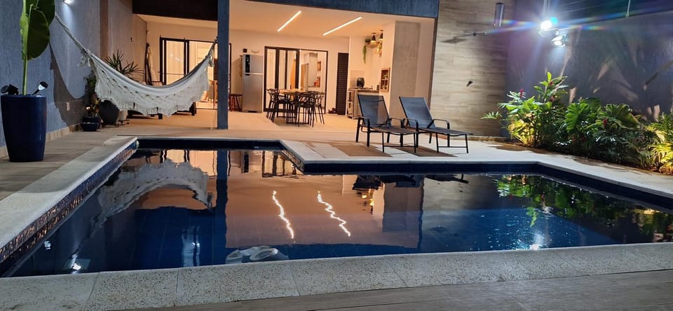 Suíte tripla com vista piscina em casa familiar de luxo em Itaipu Vacation rental in Niterói