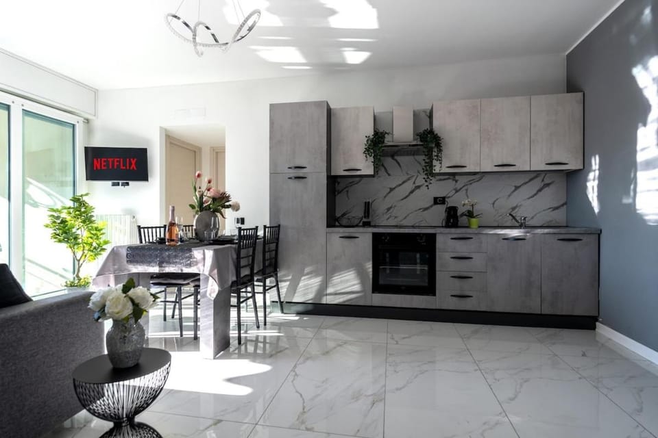 Kitchen or kitchenette, Living room, Seating area, Dining area, stove