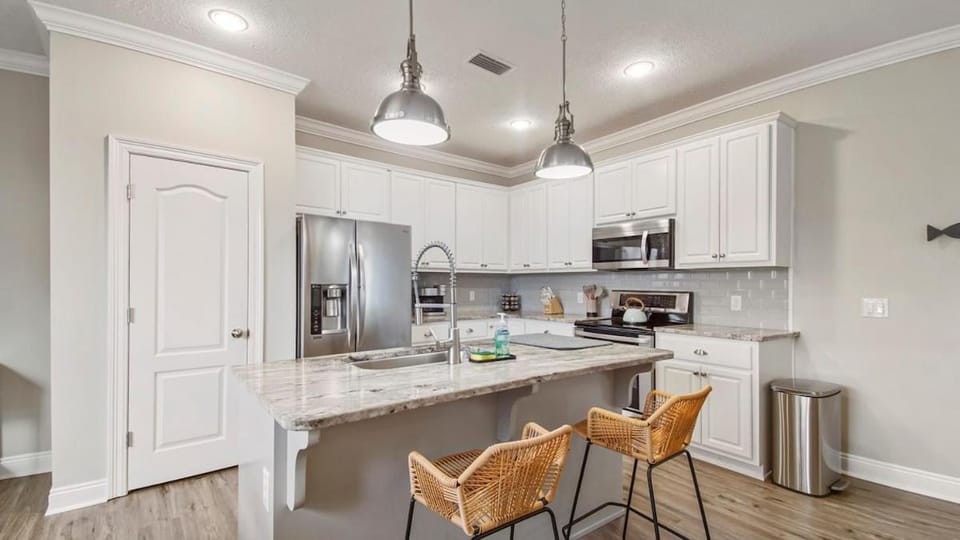 Coffee/tea facilities, Kitchen or kitchenette, dishwasher, oven, stove, toaster
