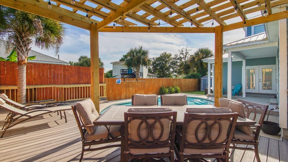 Patio, Day, Dining area, Swimming pool, sunbed