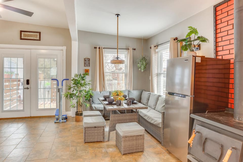 10 Mi to Dtwn Kansas City: Cozy Studio w/ Grill! Apartment in Kansas City
