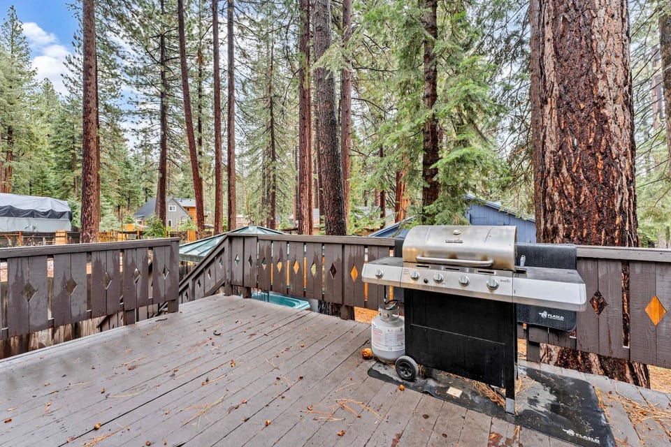 Kings Beach Cabin Private Hot Tub, Near Lake & Ski Cabin in Kings Beach