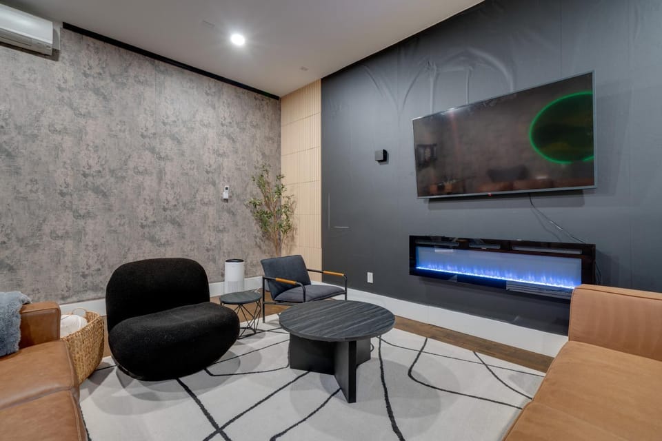 Stylish Apt Near Lake Travis with Entertainment Apartment in Lake Austin