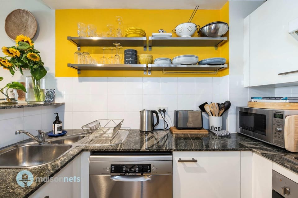 Coffee/tea facilities, Kitchen or kitchenette, dishwasher, oven, stove