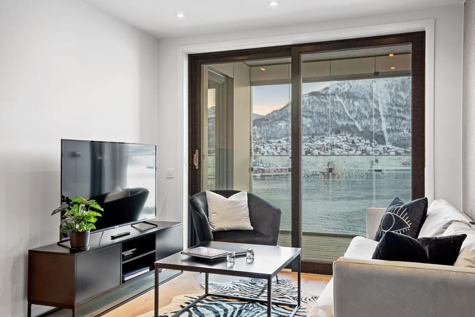 TV and multimedia, View (from property/room), Living room, Seating area, Mountain view, Sea view