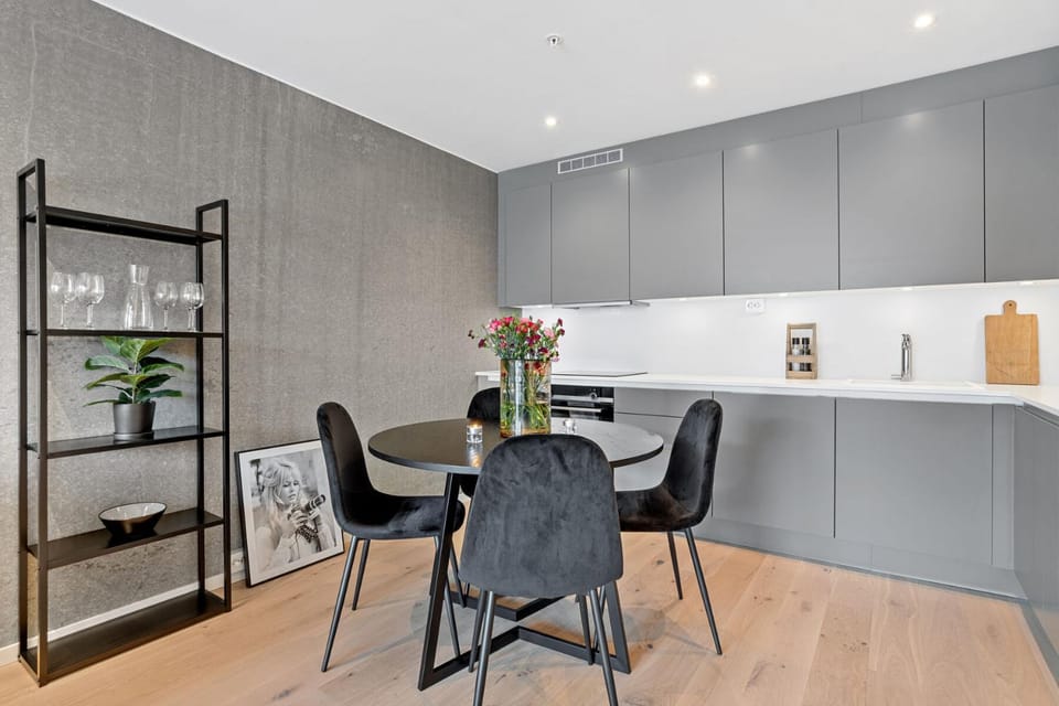 Kitchen or kitchenette, Seating area, Dining area