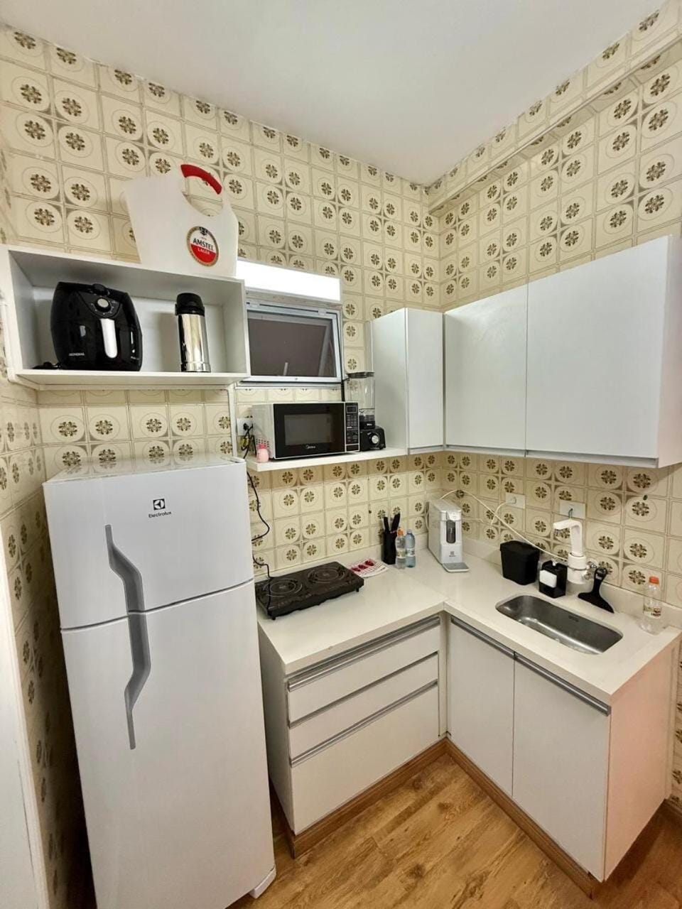 Coffee/tea facilities, Kitchen or kitchenette, stove