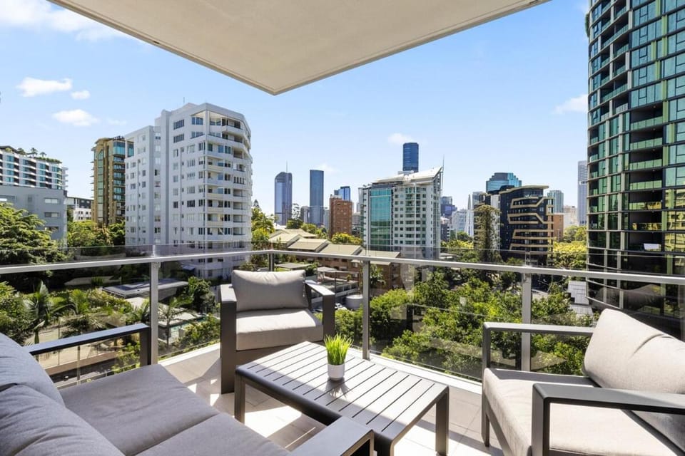 Lux Style Spacious 2 Bed 2 Bath Apt, Pool , Parking Apartment in Kangaroo Point