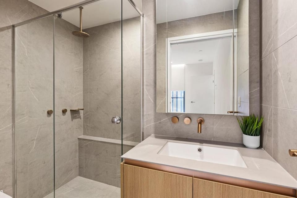Lux Style Spacious 2 Bed 2 Bath Apt, Pool , Parking Apartment in Kangaroo Point