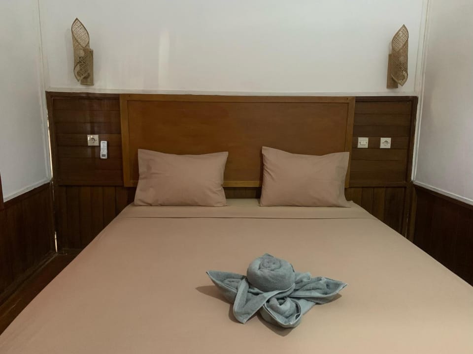 Bedroom, towels