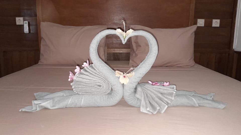 Bed, towels
